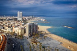 Sonne satt: Strandpromenade in Barcelona