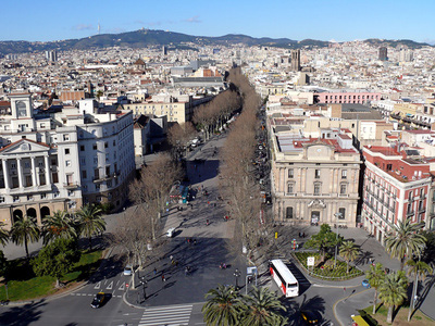 Die Straße La Rambla im Stadtteil Vella